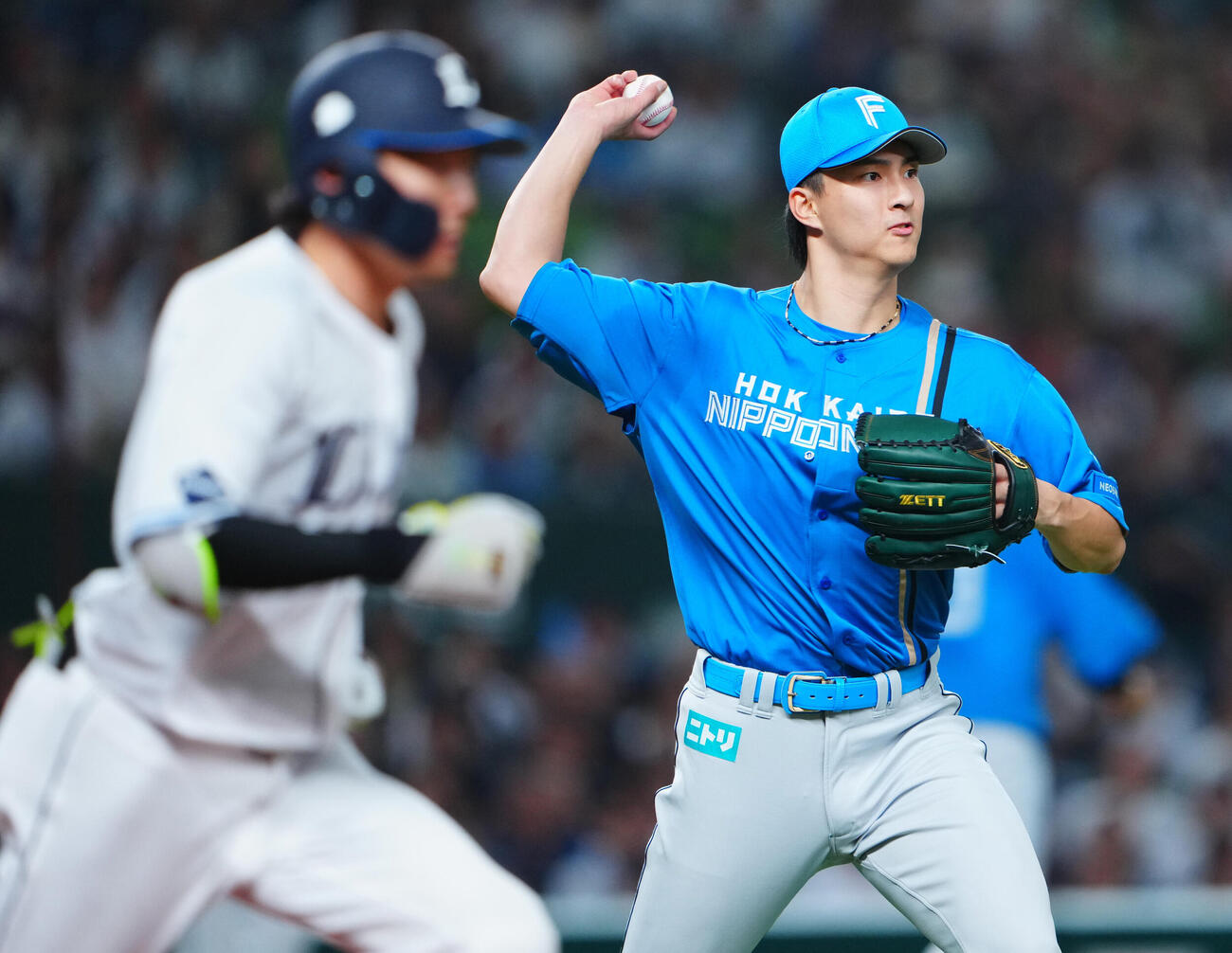 西武対日本ハム　5回裏西武無死一塁、源田壮亮のバントを一塁へ送球する達孝太（撮影・垰建太）