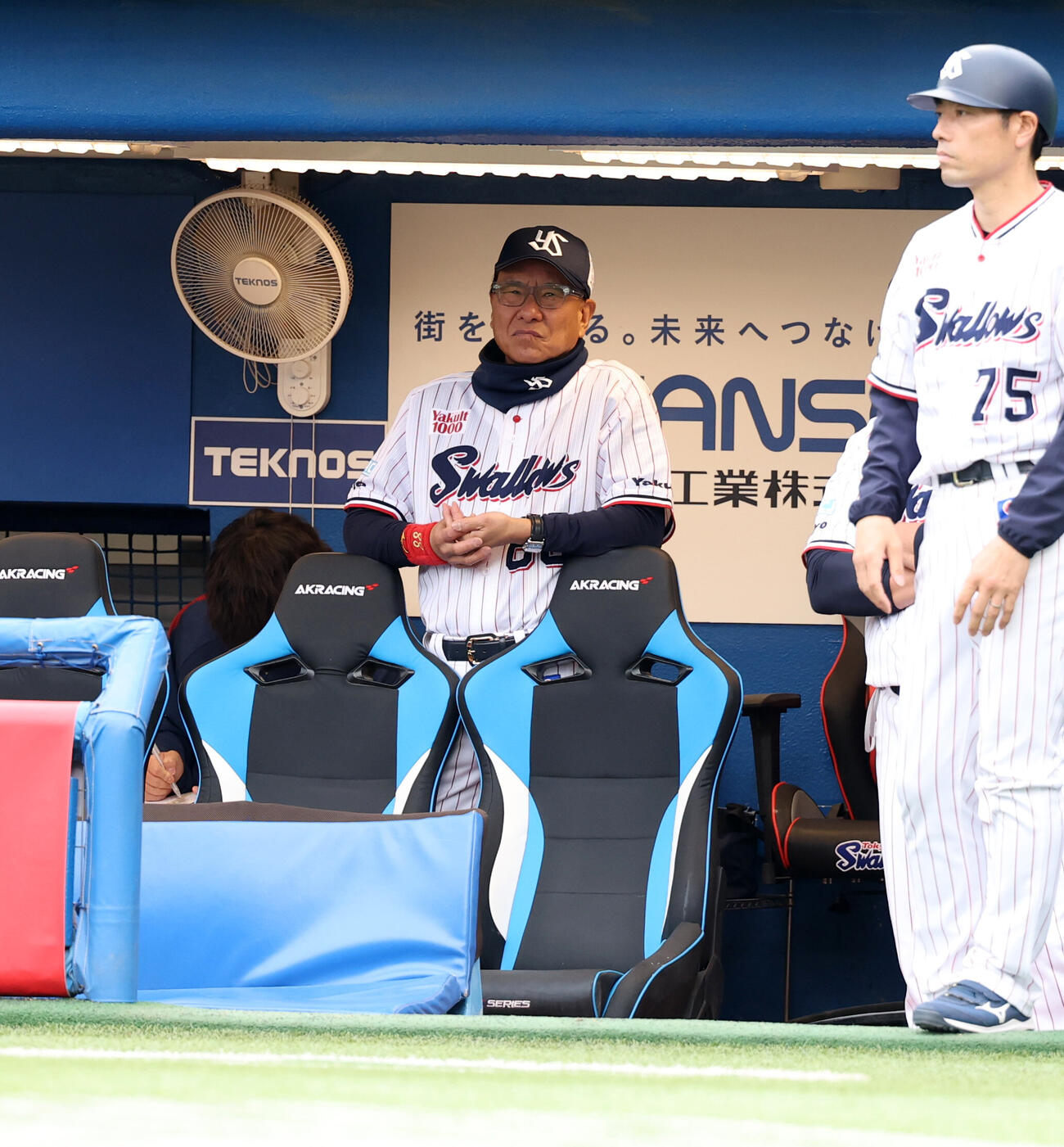 ヤクルト対阪神　打線沈黙で、ベンチで厳しい表情のヤクルト池山隆寛監督（撮影・浅見桂子）