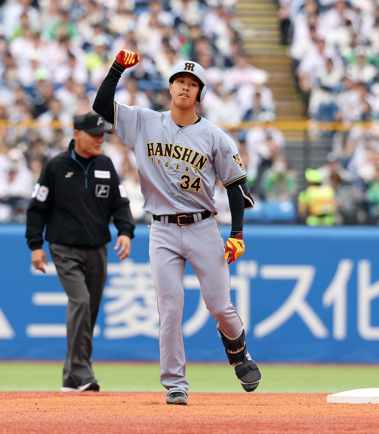ヤクルト対阪神　3回表阪神2死一塁、岡城快生はプロ初安打が先制適時二塁打となりガッツポーズ（撮影・浅見桂子）
