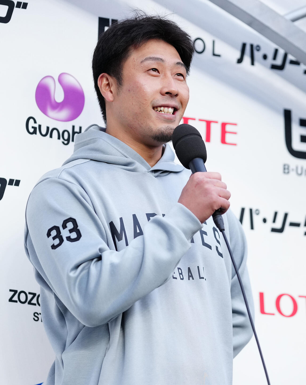 ロッテ対楽天　ヒーローインタビューで笑顔のロッテ八木彬（撮影・鈴木みどり）
