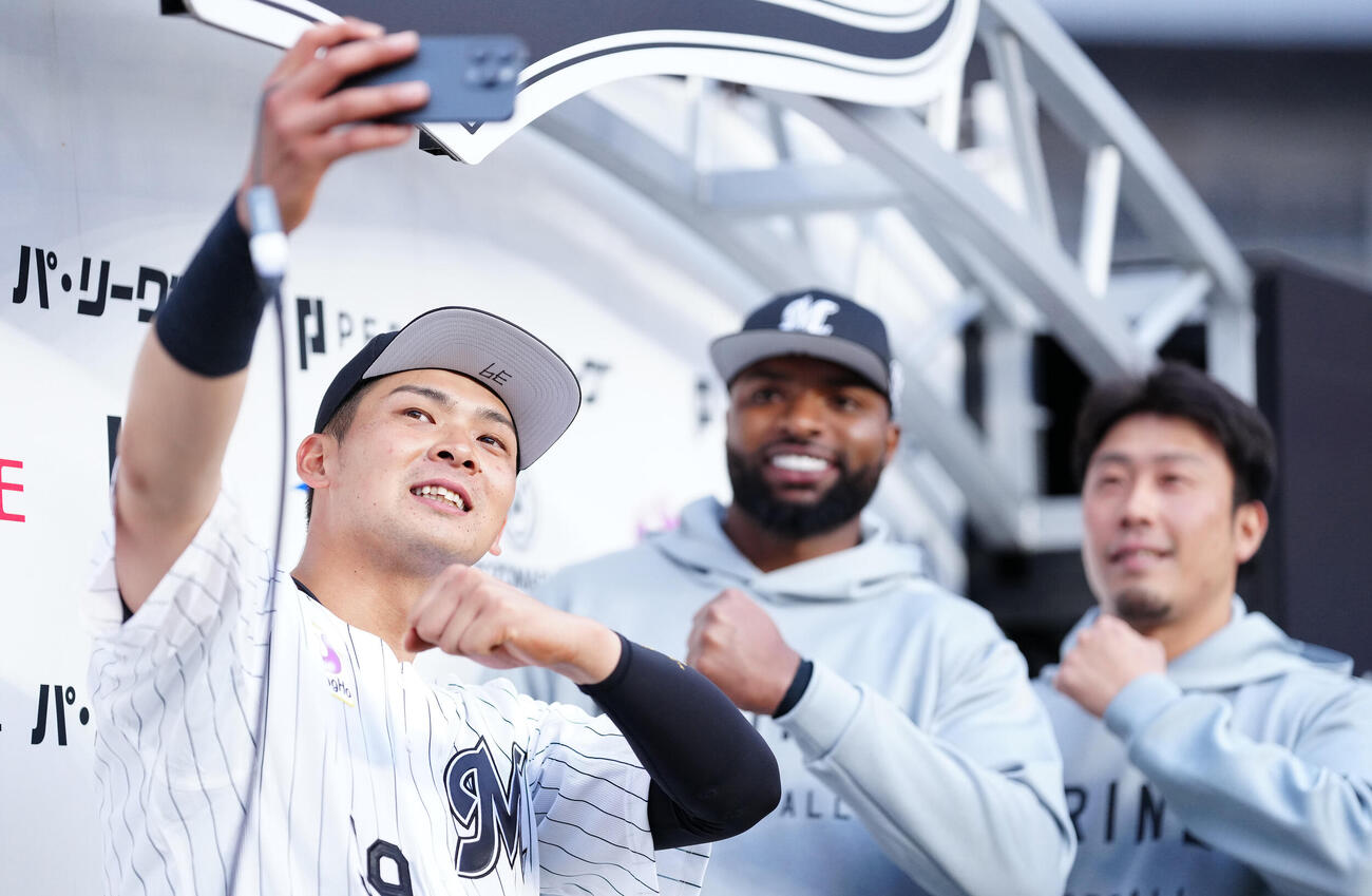 ロッテ対楽天　楽天に勝利し、グレゴリー・ポランコ（中央）、八木彬と自撮りするロッテ井上広大（撮影・鈴木みどり）