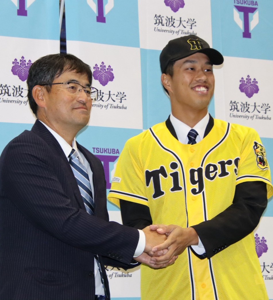 筑波大の川村卓監督と岡城快生（2025年10月）