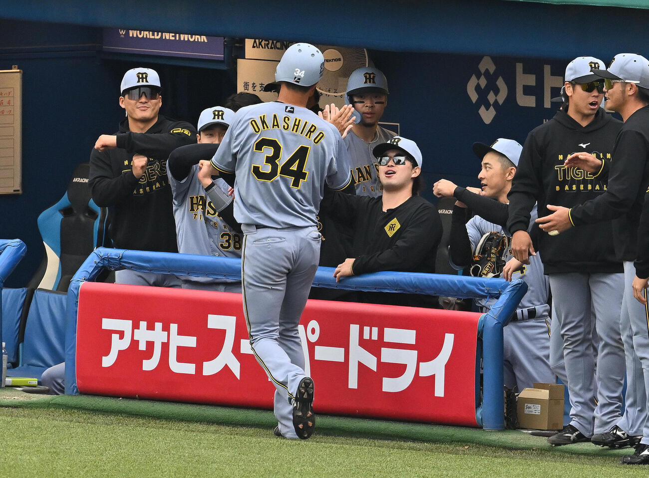 ヤクルト対阪神　3回表にプロ初安打の先制適時二塁打を放った岡城快生（手前）はチームメートとタッチをかわす（撮影・滝沢徹郎）
