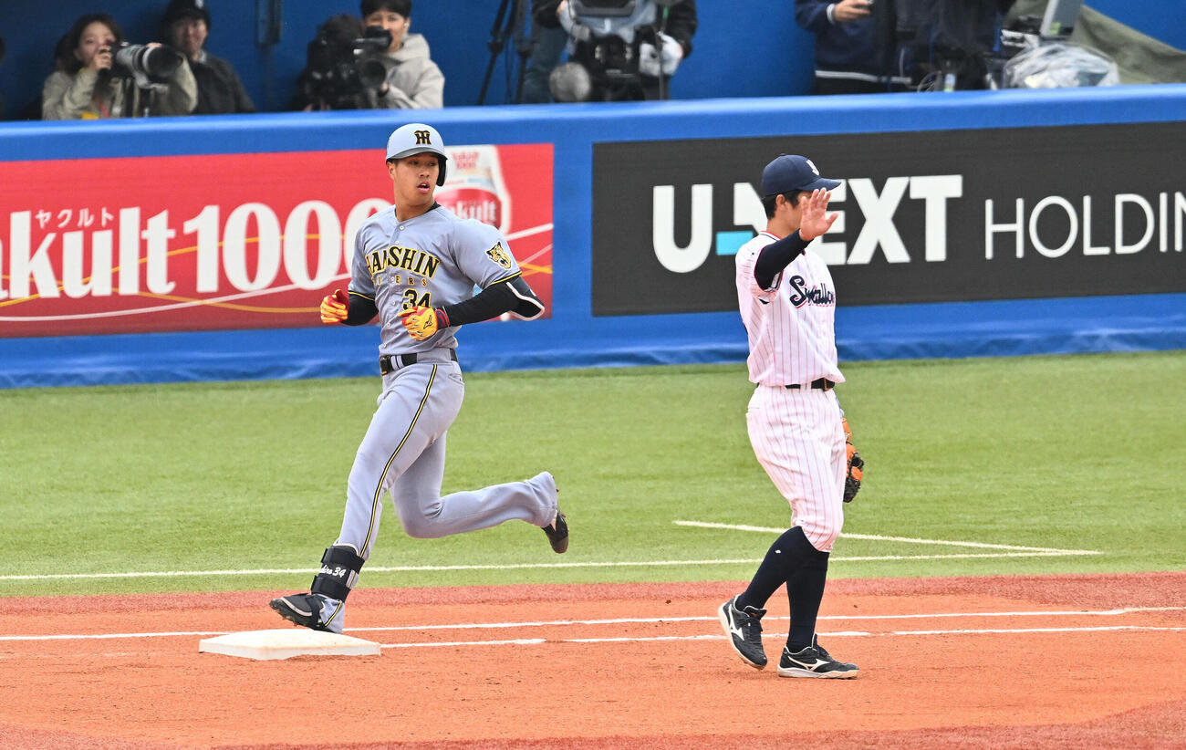 ヤクルト対阪神　6回表阪神1死、岡城快生（左）は敵失で出塁する。一塁手茂木栄五郎（撮影・滝沢徹郎）