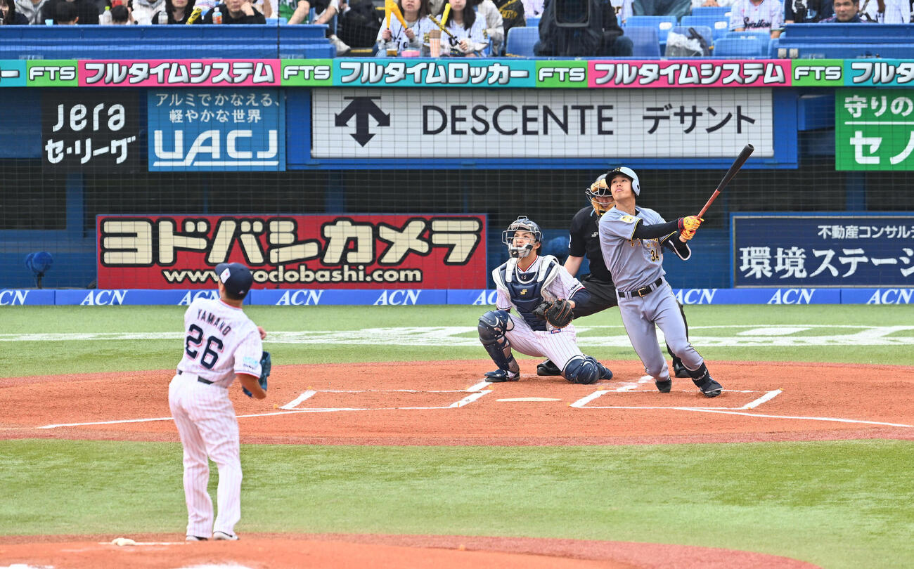 ヤクルト対阪神　1回表阪神1死、岡城快生は右飛に倒れる。投手山野太一（撮影・滝沢徹郎）