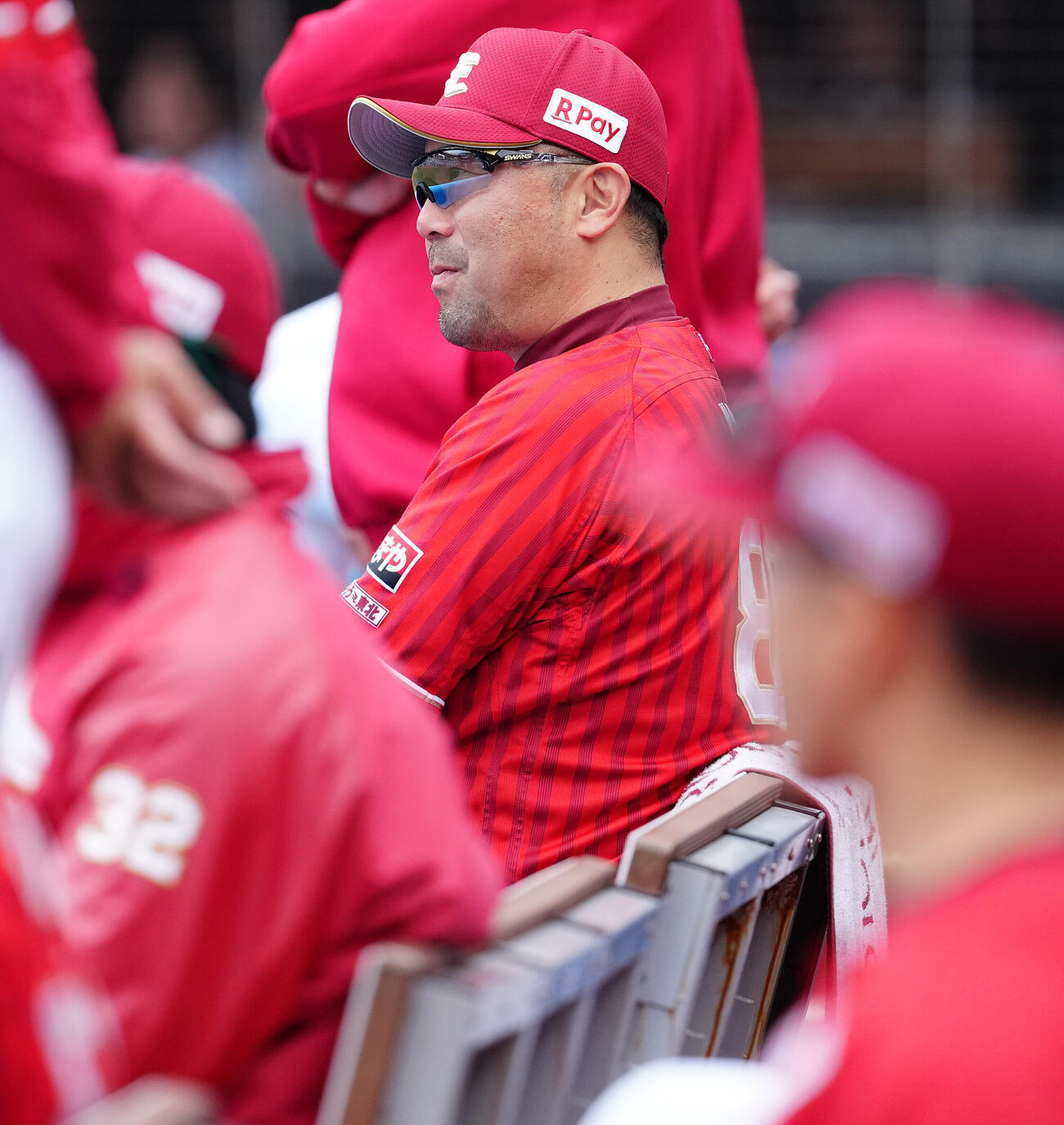 ロッテ対楽天　ベンチから試合を見守る楽天三木肇監督（撮影・鈴木みどり）