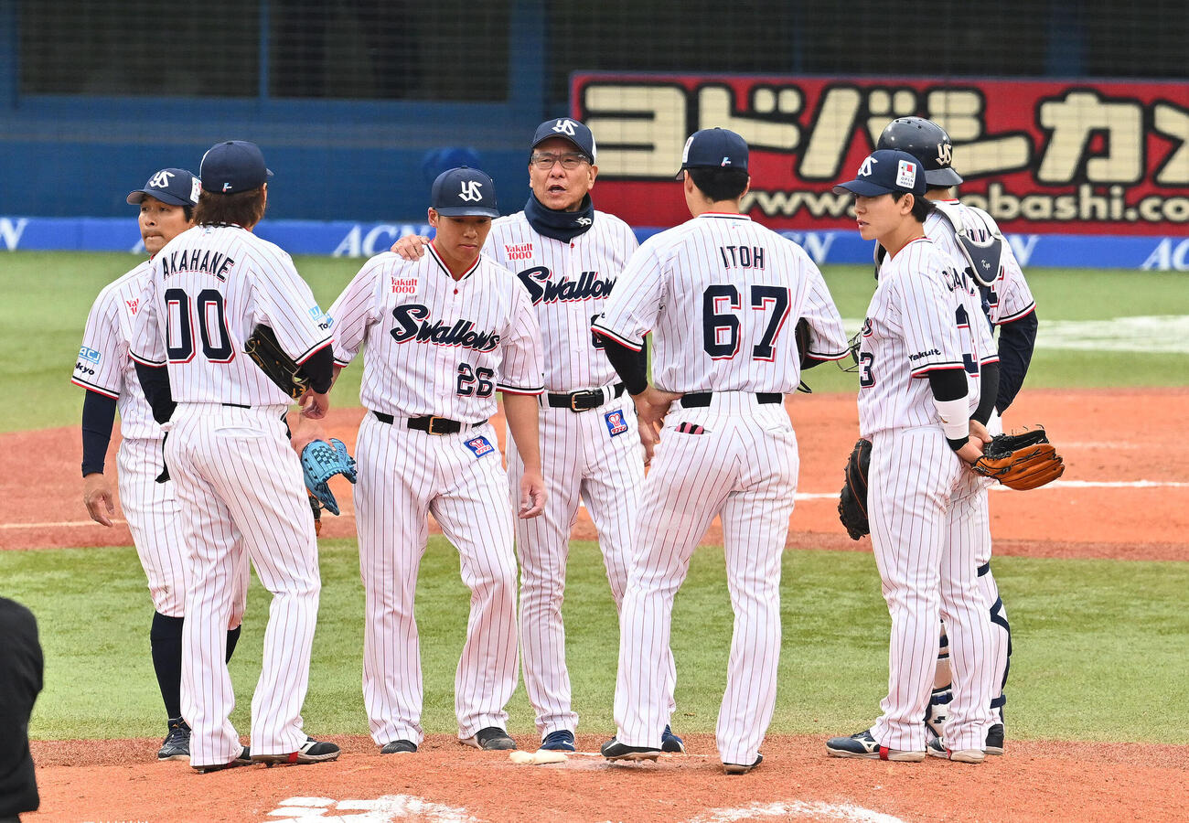ヤクルト対阪神　6回表、ヤクルト先発の山野太一（左から3人目）に交代を伝える池山隆寛監督（撮影・滝沢徹郎）