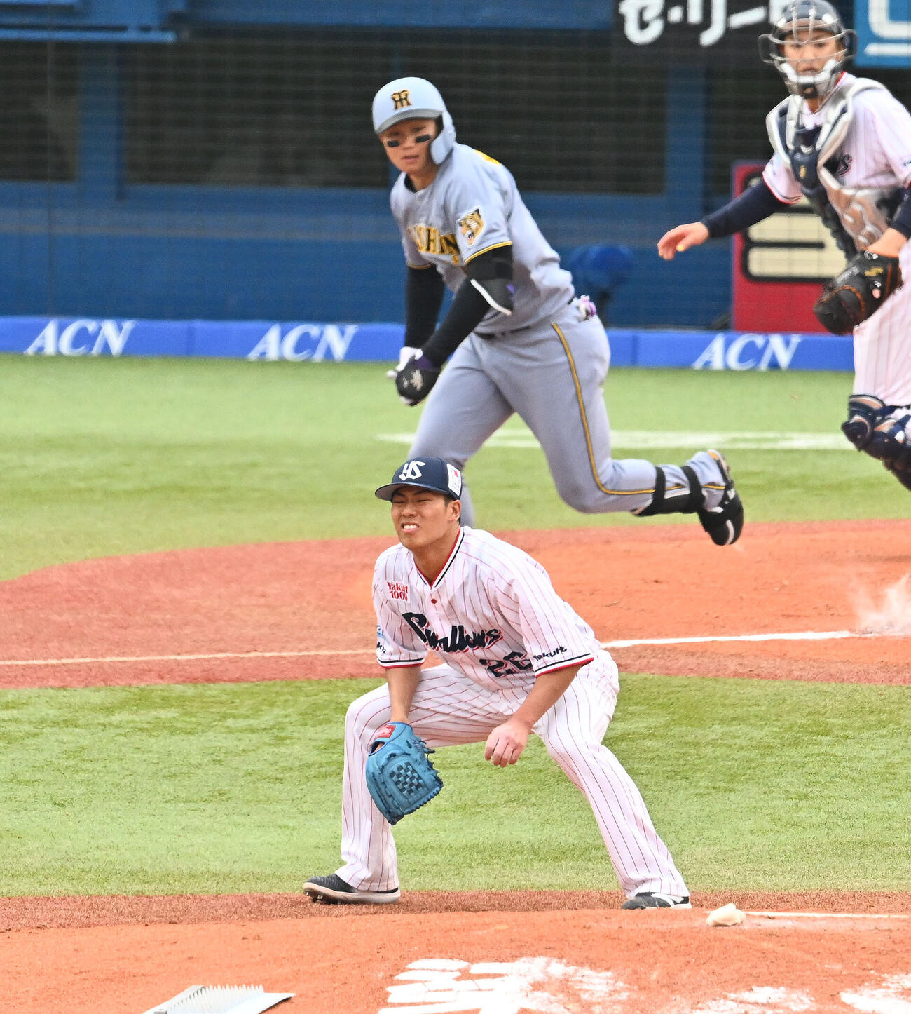 ヤクルト対阪神　6回表阪神1死一塁、森下翔太（後方）に中前打を許す山野太一（撮影・滝沢徹郎）