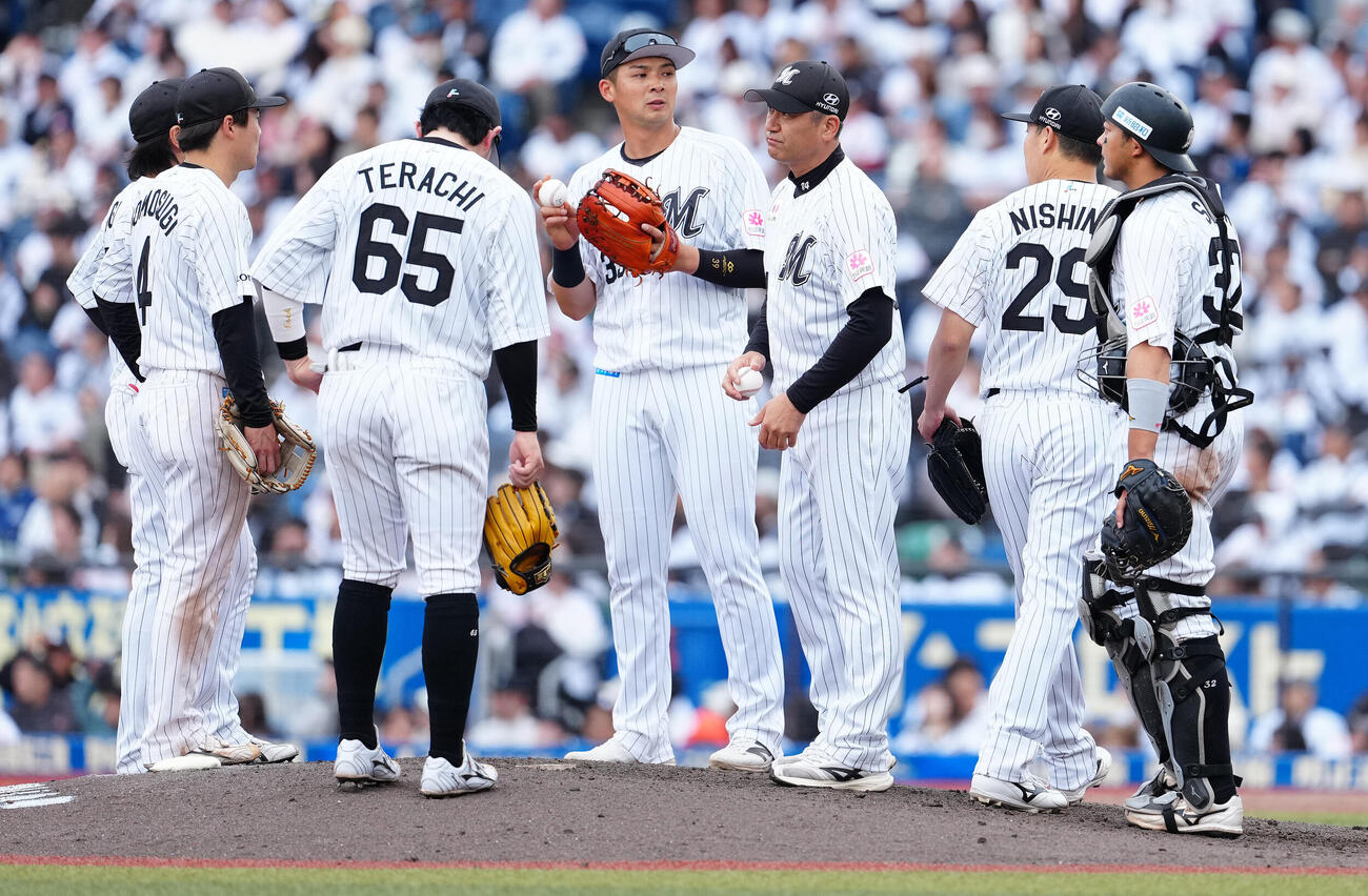 ロッテ対楽天　5回表、降板するロッテ先発西野勇士（右から2人目）（撮影・鈴木みどり）
