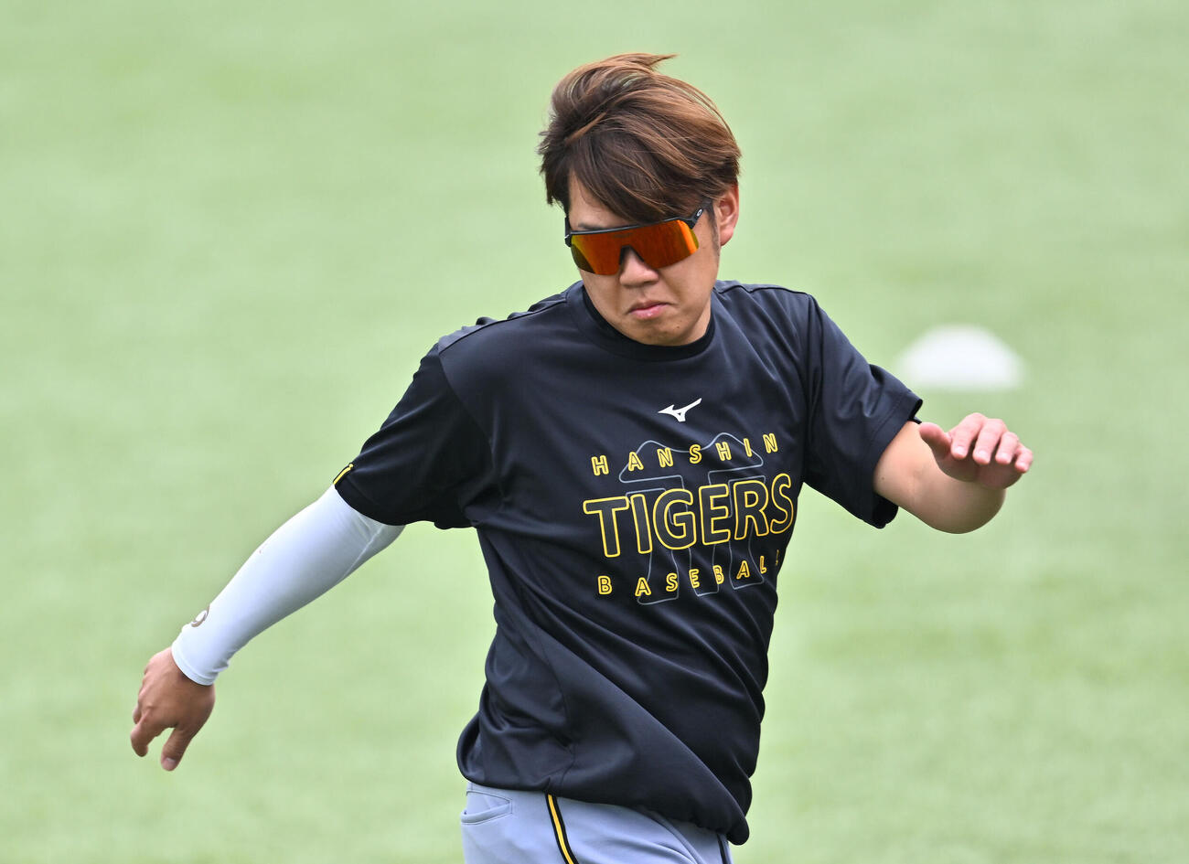 ヤクルト対阪神　試合前練習で調整する阪神西勇輝（撮影・滝沢徹郎）