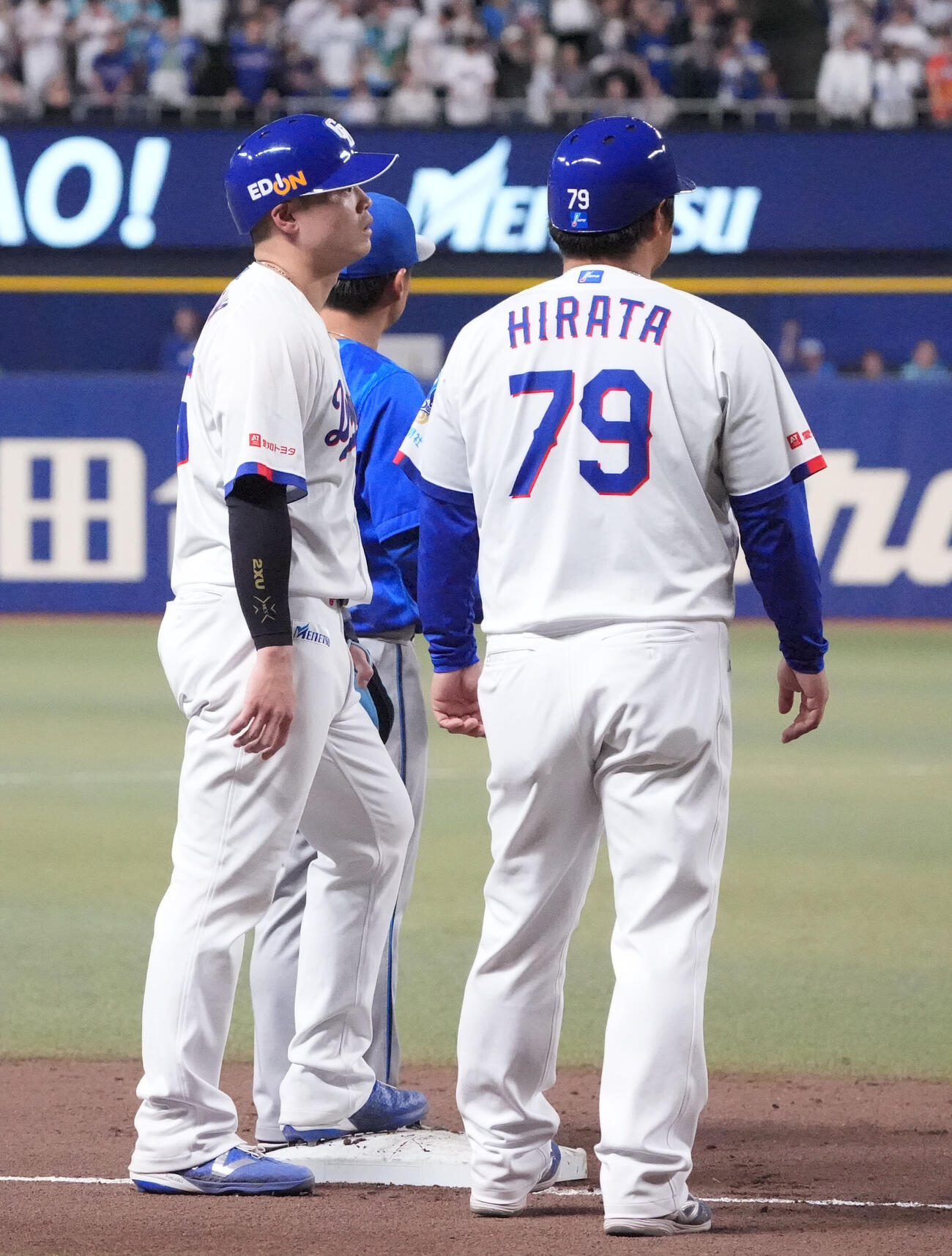 中日対DeNA 9回裏中日無死一、三塁、細川成也（左）は鵜飼航丞の右飛にタッチアップできず（撮影・森本幸一）