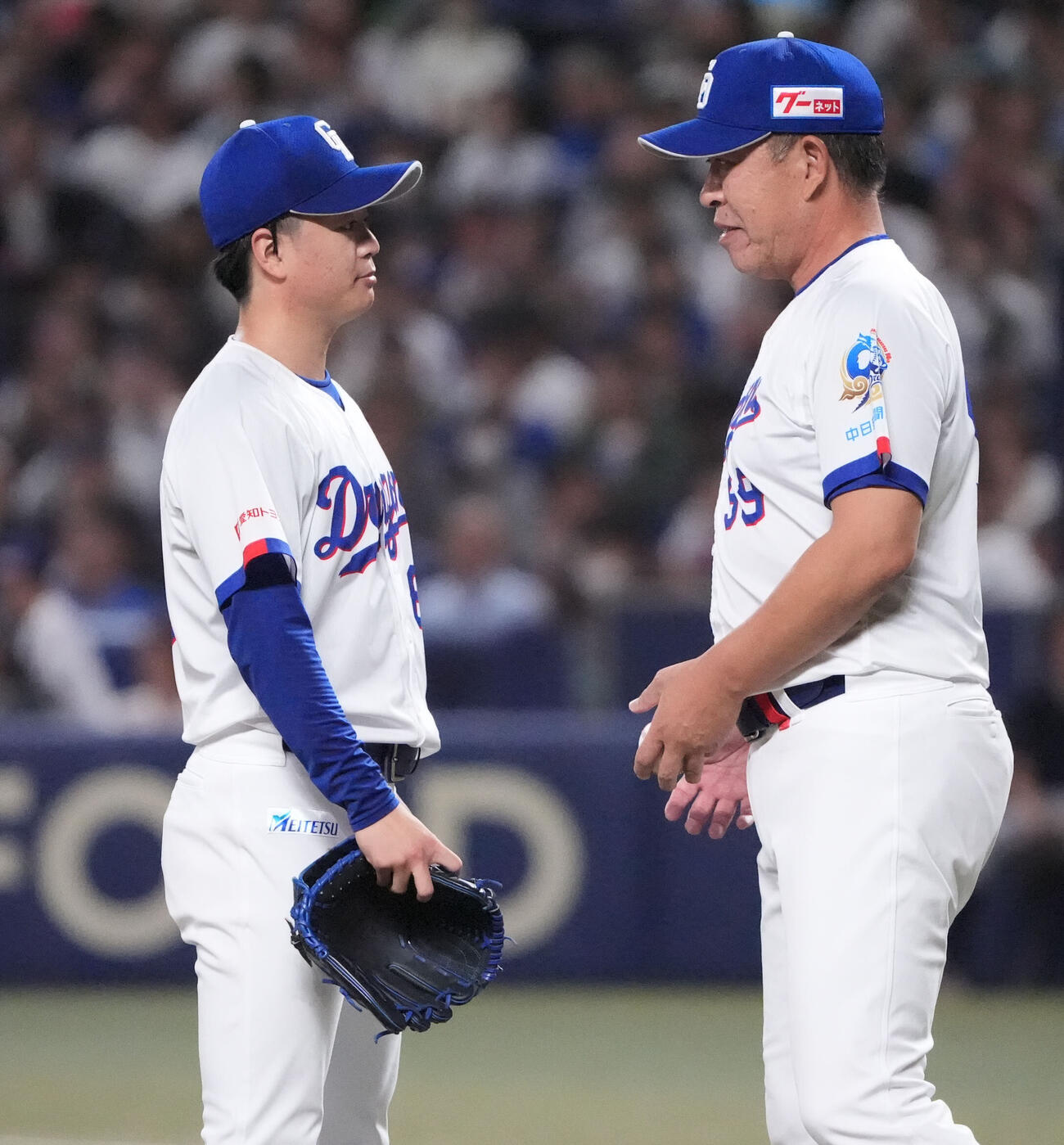 中日対DeNA 7回表DeNA2死一、三塁、中日先発の桜井頼之介（左）はマウンドを降りる（撮影・森本幸一）