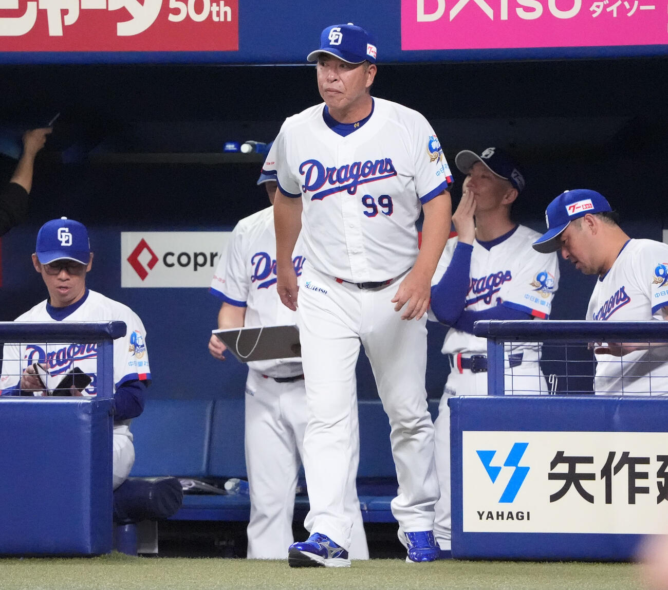 中日対DeNA　試合終了、DeNAに敗れ井上一樹監督（中央）はベンチを出てあいさつへ向かう（撮影・森本幸一）