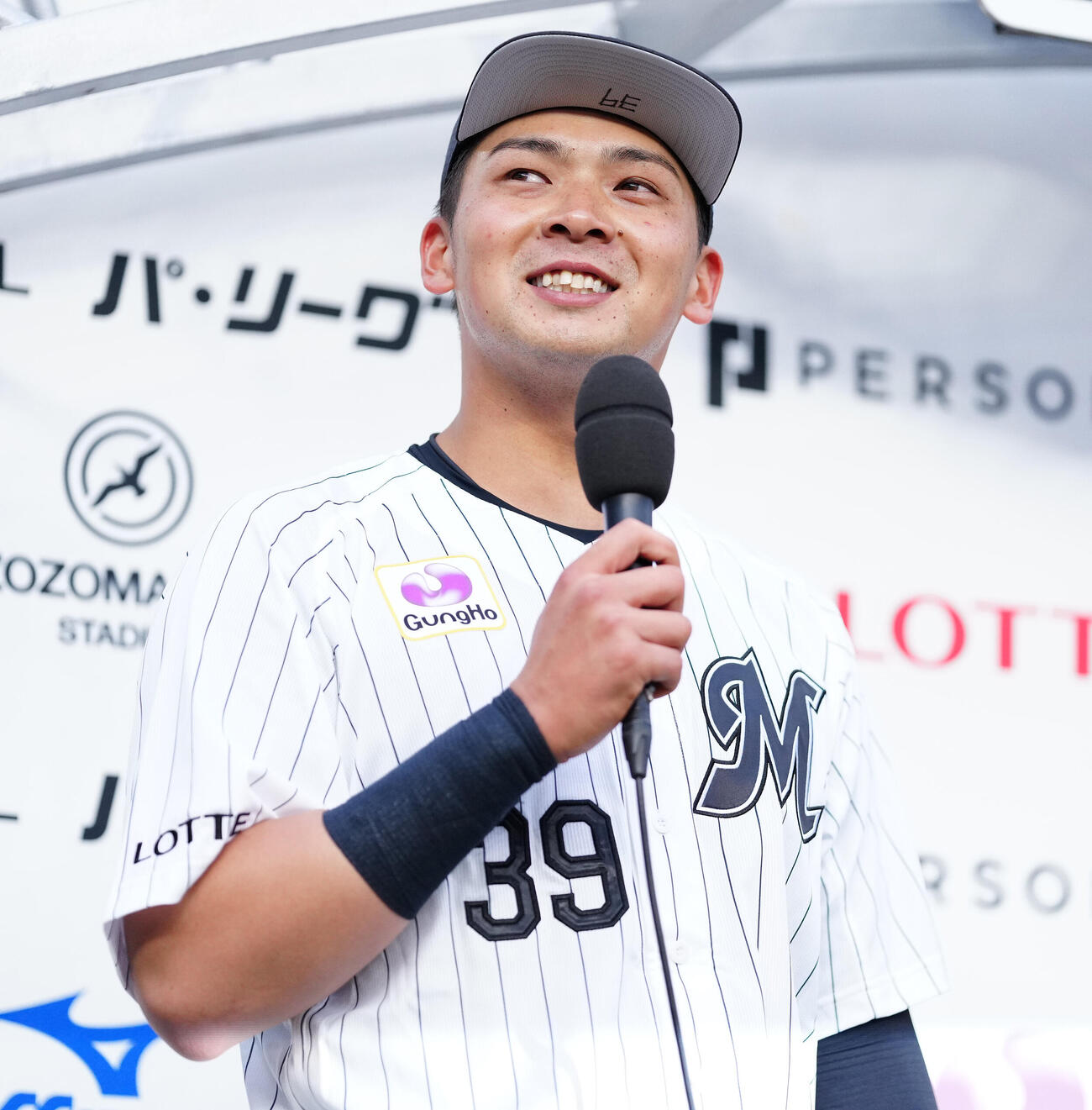ロッテ対楽天　ヒーローインタビューで笑顔のロッテ井上広大（撮影・鈴木みどり）