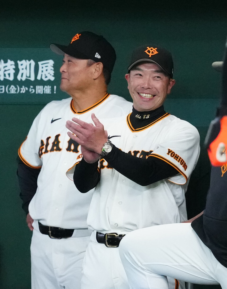 巨人対広島　2回裏、巨人三塁走者平山功太の本塁アウトの判定でリクエストし、リプレー検証の映像を見て、拍手する阿部慎之助監督（右）。左は橋上秀樹オフェンスチーフコーチ（撮影・江口和貴）