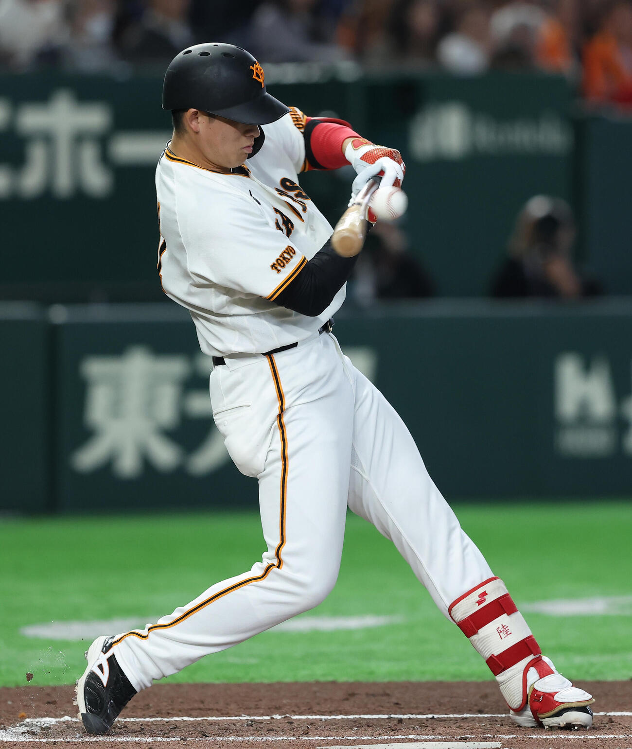 巨人対広島　2回裏巨人無死一、二塁、中前打を放つ増田陸（撮影・河田真司）