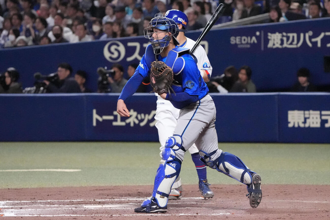 中日対DeNA 9回裏中日1死一、三塁、一塁走者尾田剛樹の盗塁を刺す松尾汐恩（手前）（撮影・森本幸一）