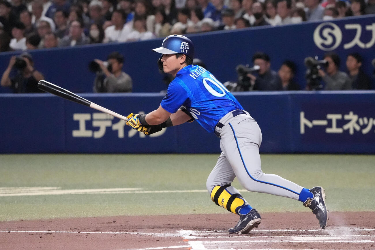 中日対DeNA 7回表DeNA2死二塁、適時打を放つ林琢真（撮影・森本幸一）