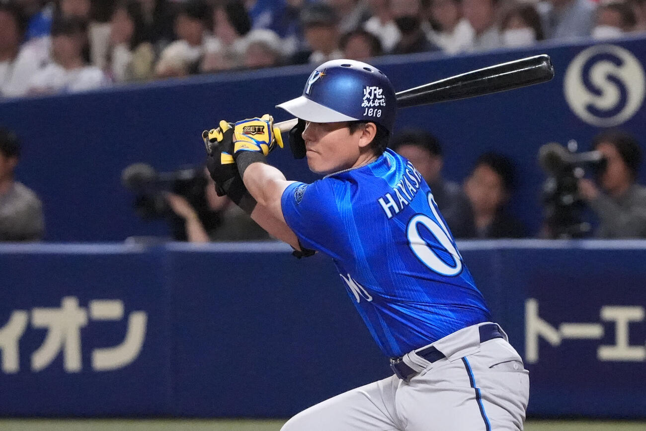 中日対DeNA 7回表DeNA2死二塁、適時打を放つ林琢真（撮影・森本幸一）