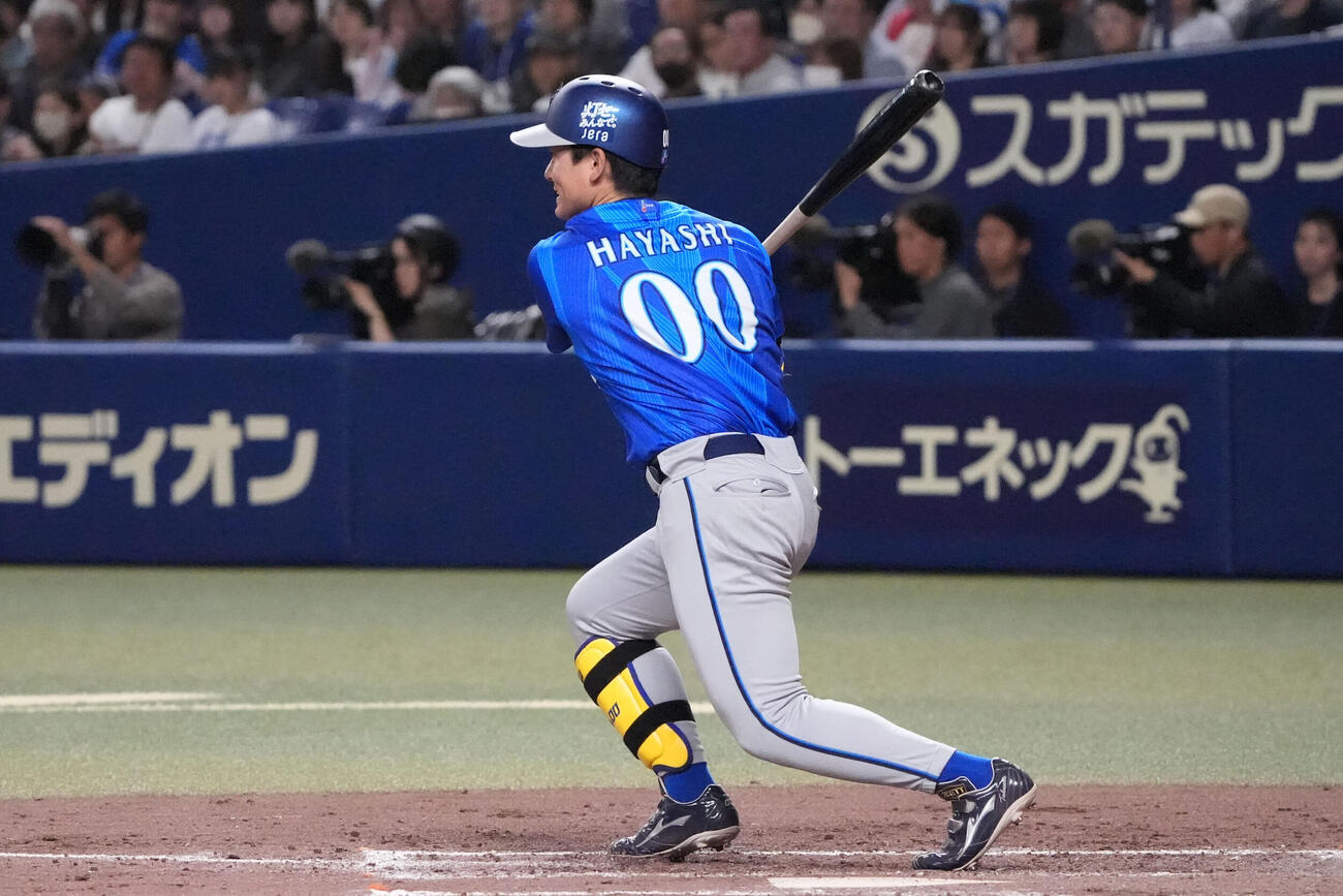 中日対DeNA 5回表DeNA1死二塁、適時打を放つ林琢真（撮影・森本幸一）