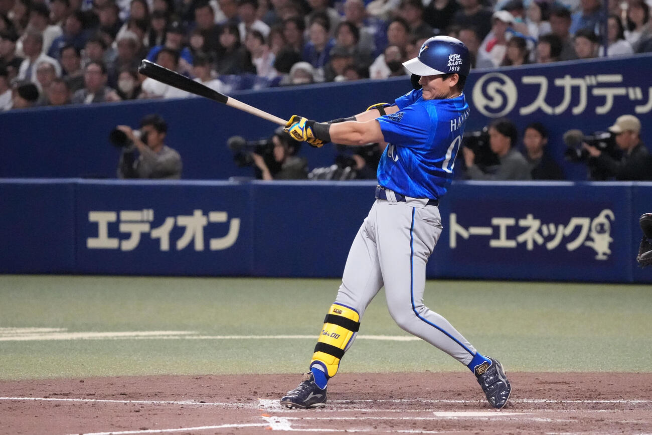 中日対DeNA 5回表DeNA1死二塁、適時打を放つ林琢真（撮影・森本幸一）