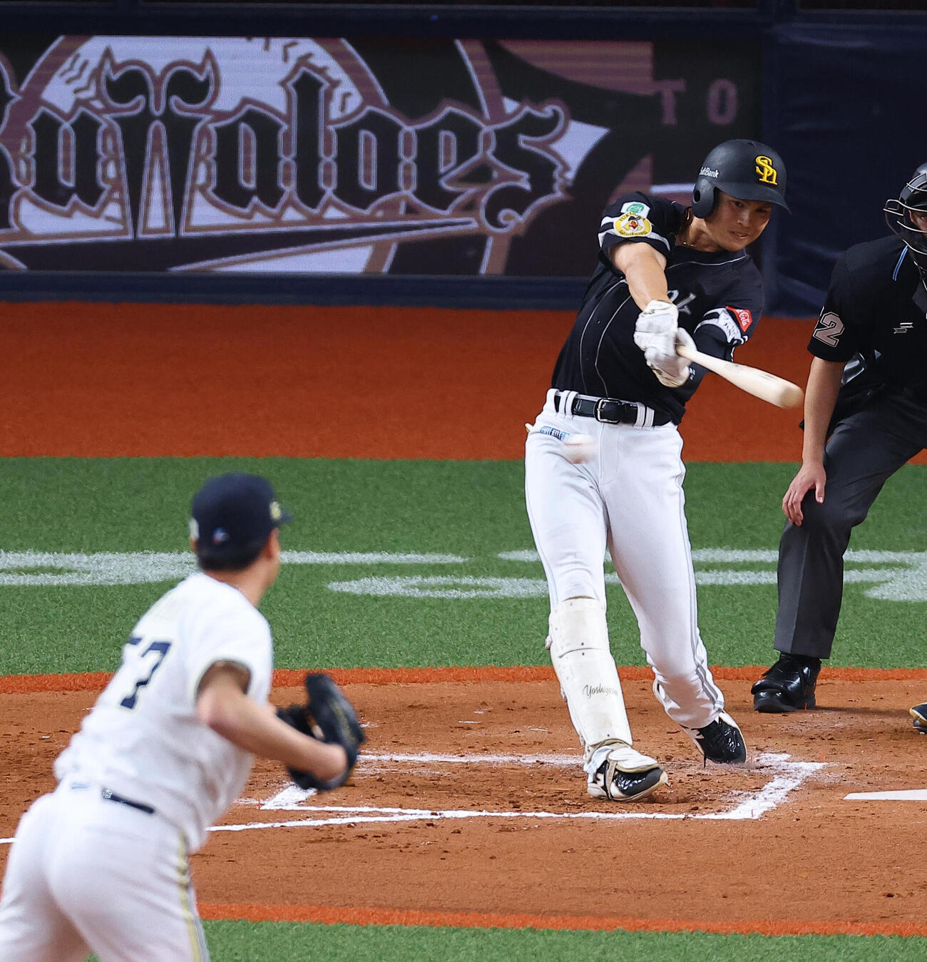 オリックス対ソフトバンク　7回表ソフトバンク1死一塁、笹川吉康は勝ち越し適時二塁打を放つ（撮影・上田博志）