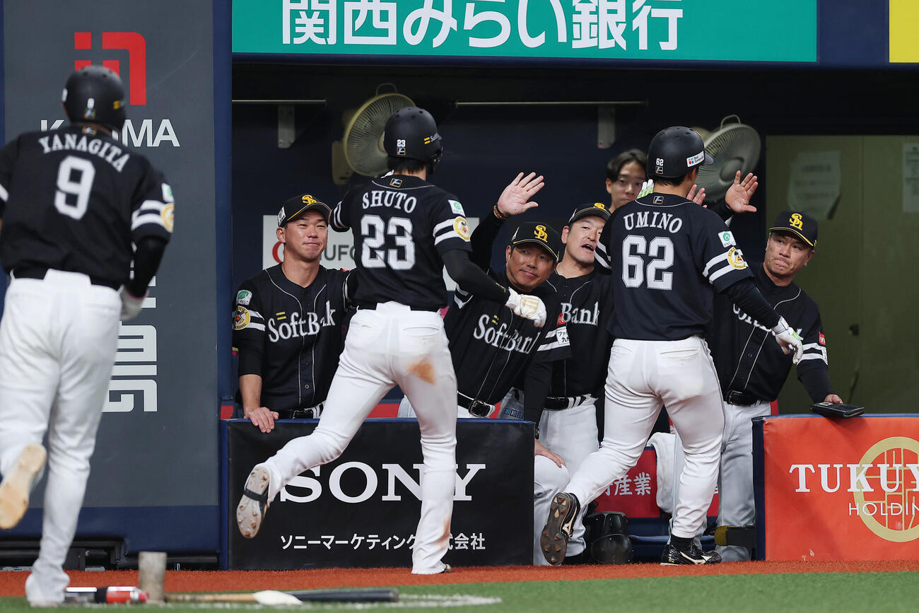 オリックス対ソフトバンク　6回表ソフトバンク2死満塁、栗原陵矢の3点適時三塁打で生還した選手らを迎える小久保裕紀監督（中央）（撮影・前田充）