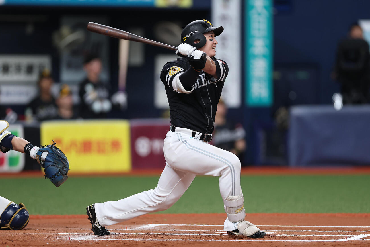 オリックス対ソフトバンク　6回表ソフトバンク2死満塁、同点の中越え3点適時三塁打を放つ栗原陵矢（撮影・前田充）