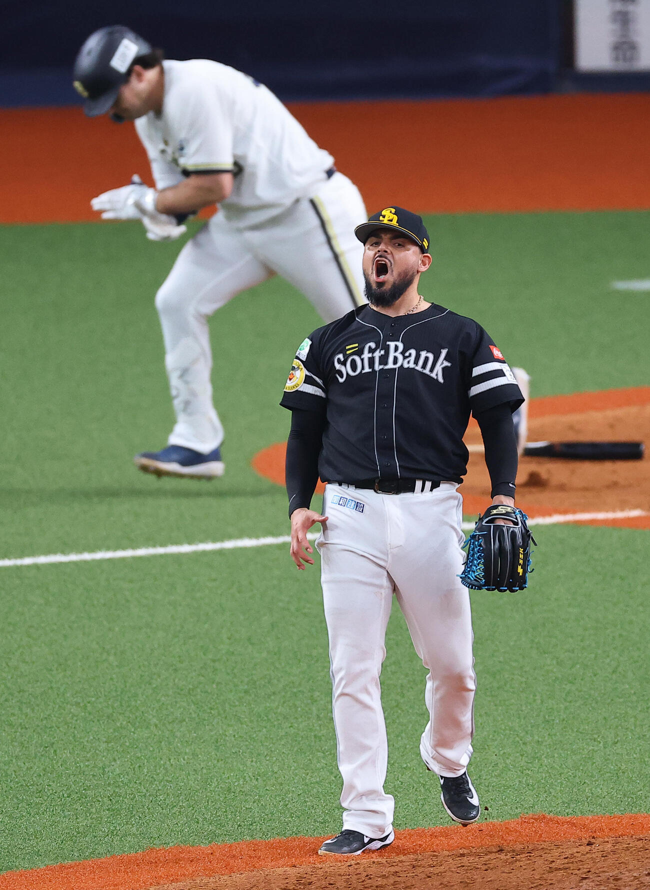 オリックス対ソフトバンク　8回裏オリックス無死二、三塁、ロベルト・オスナはシーモアに逆転2点適時打を浴びる（撮影・上田博志）