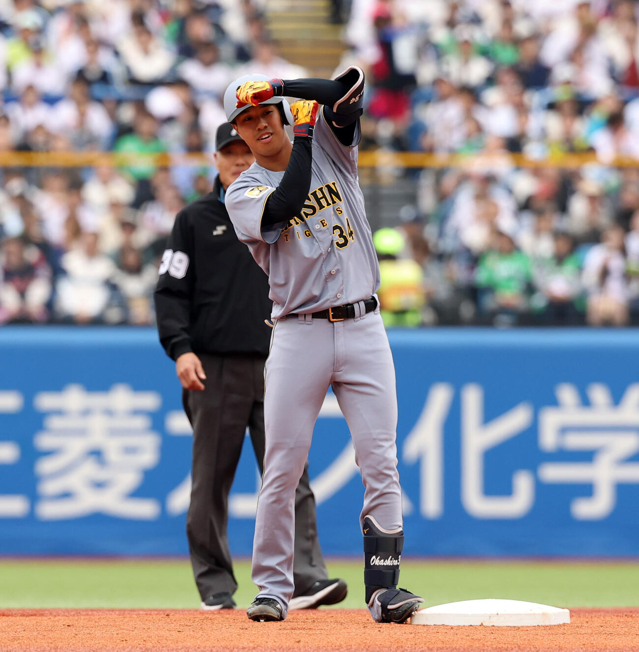 ヤクルト対阪神　3回表阪神2死一塁、岡城快生はプロ初安打が先制適時二塁打となり「Tポーズ」（撮影・浅見桂子）