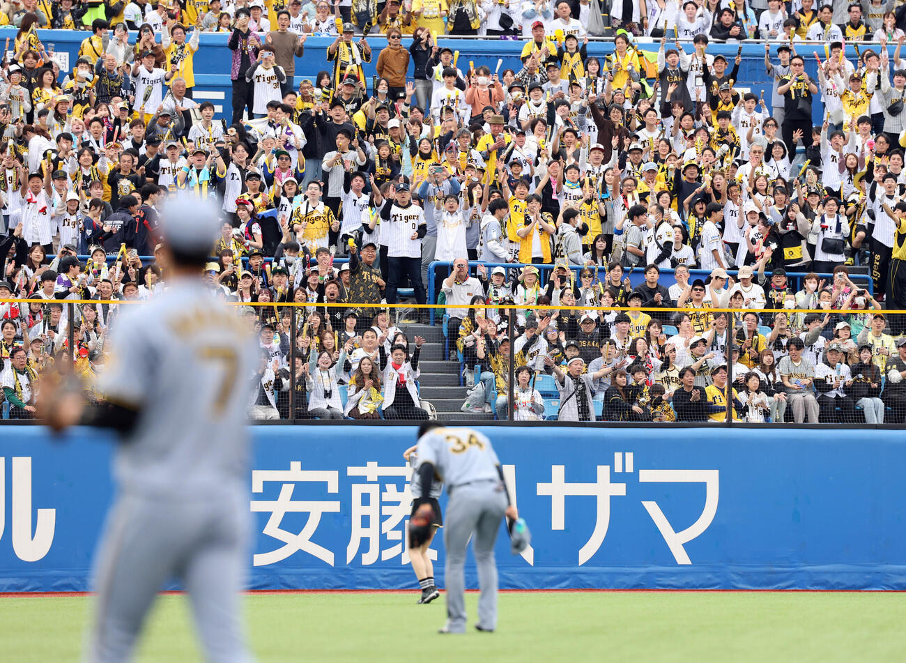 ヤクルト対阪神　3回裏ヤクルトの攻撃前、プロ初安打の岡城快生を祝福する左翼スタンドのファン（撮影・浅見桂子）