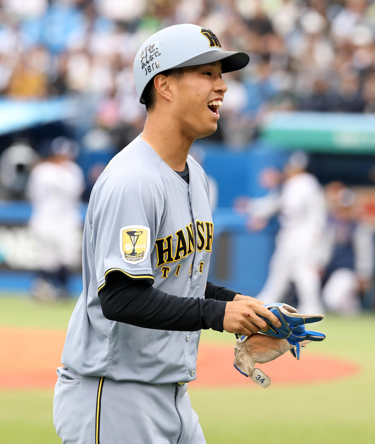 ヤクルト対阪神　3回表阪神の攻撃後、プロ初安打で先制点を奪った岡城快生はベンチに笑顔で戻る（撮影・浅見桂子）