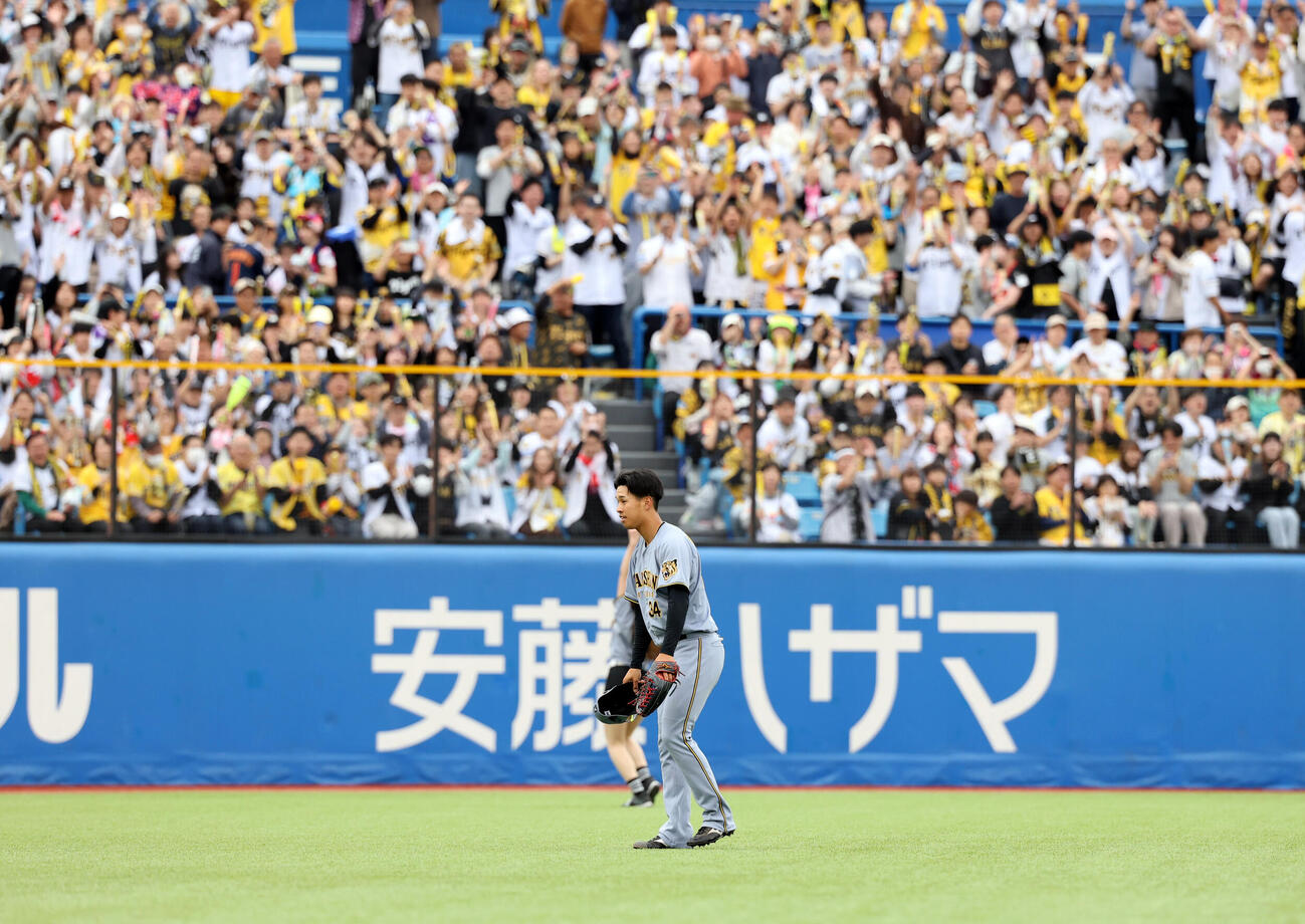 ヤクルト対阪神　3回裏ヤクルトの攻撃前、プロ初安打の岡城快生は祝福する左翼スタンドのファンにあいさつ（撮影・浅見桂子）