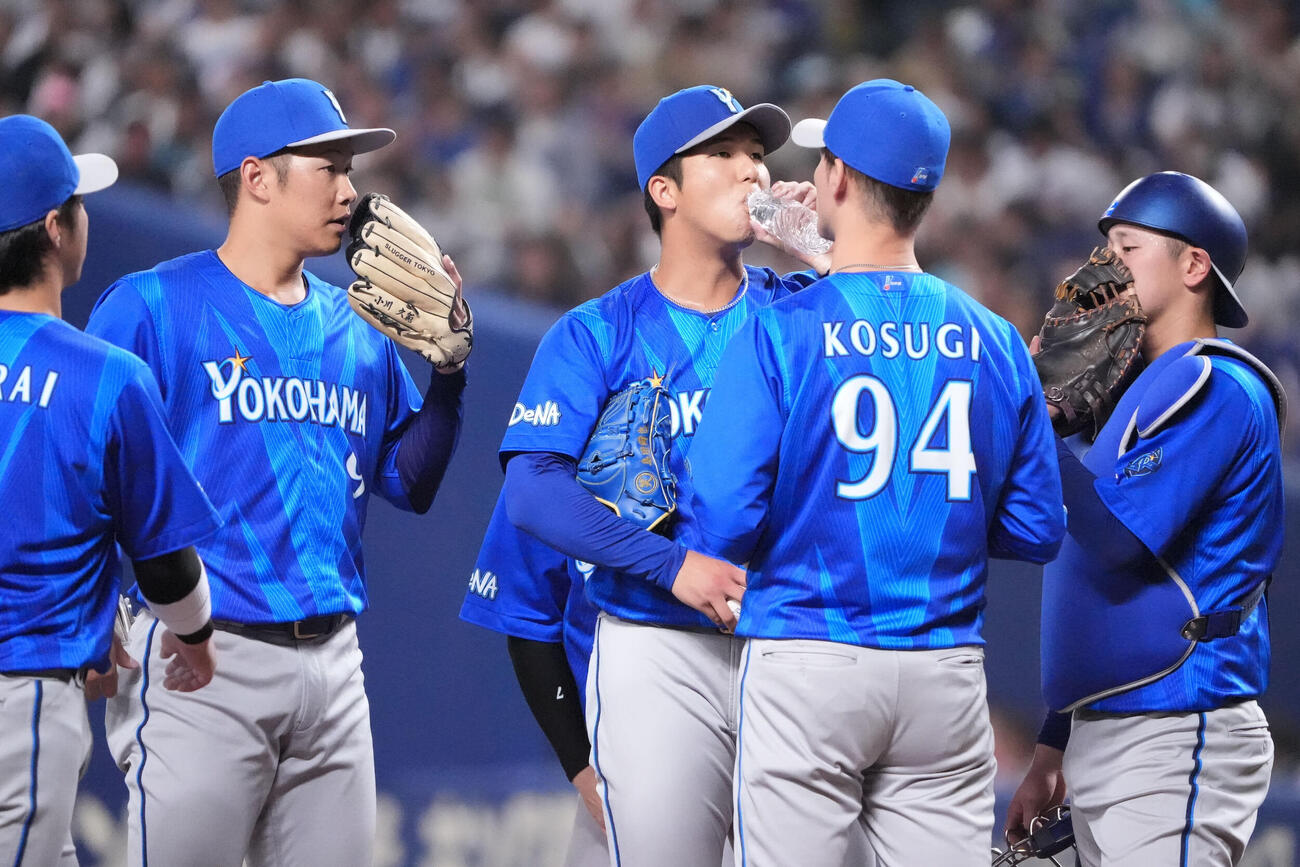 中日対DeNA 4回裏中日無死一、二塁、マウンドの島田舜也（中央）のもとに集まるDeNAナイン（撮影・森本幸一）