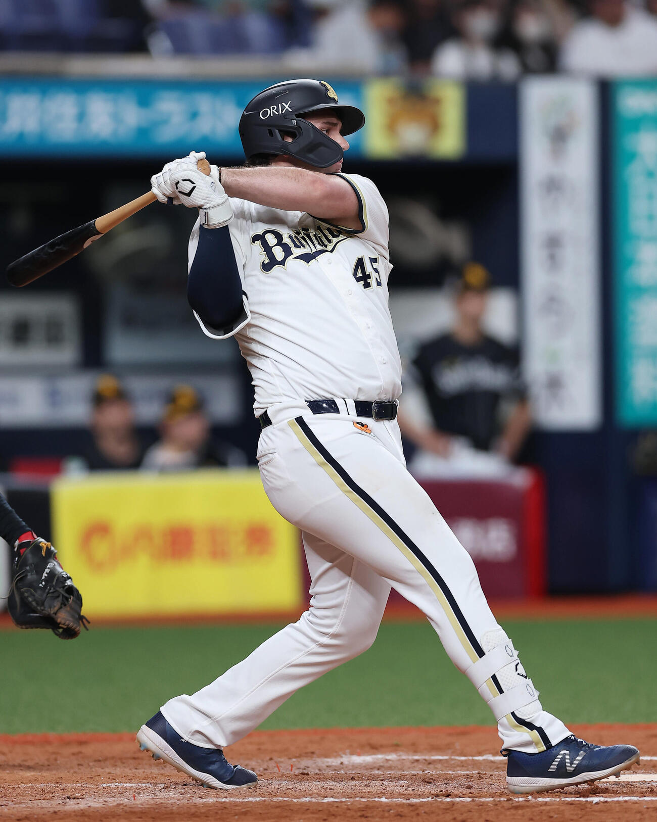オリックス対ソフトバンク　8回裏オリックス無死二、三塁、逆転の中前2点適時打を放つボブ・シーモア（撮影・前田充）
