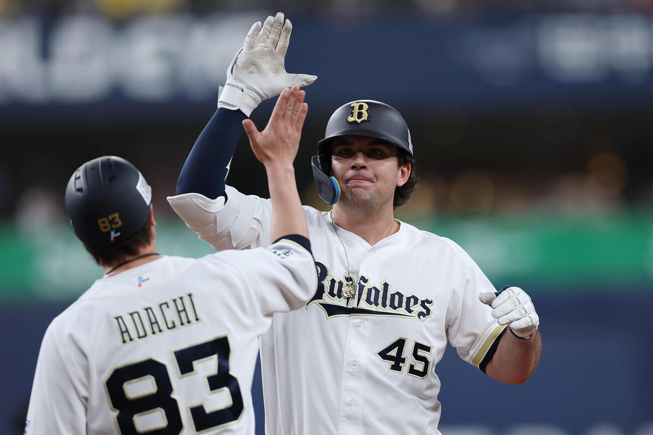 オリックス対ソフトバンク　8回裏オリックス無死二、三塁、逆転の中前2点適時打を放ったボブ・シーモア（撮影・前田充）