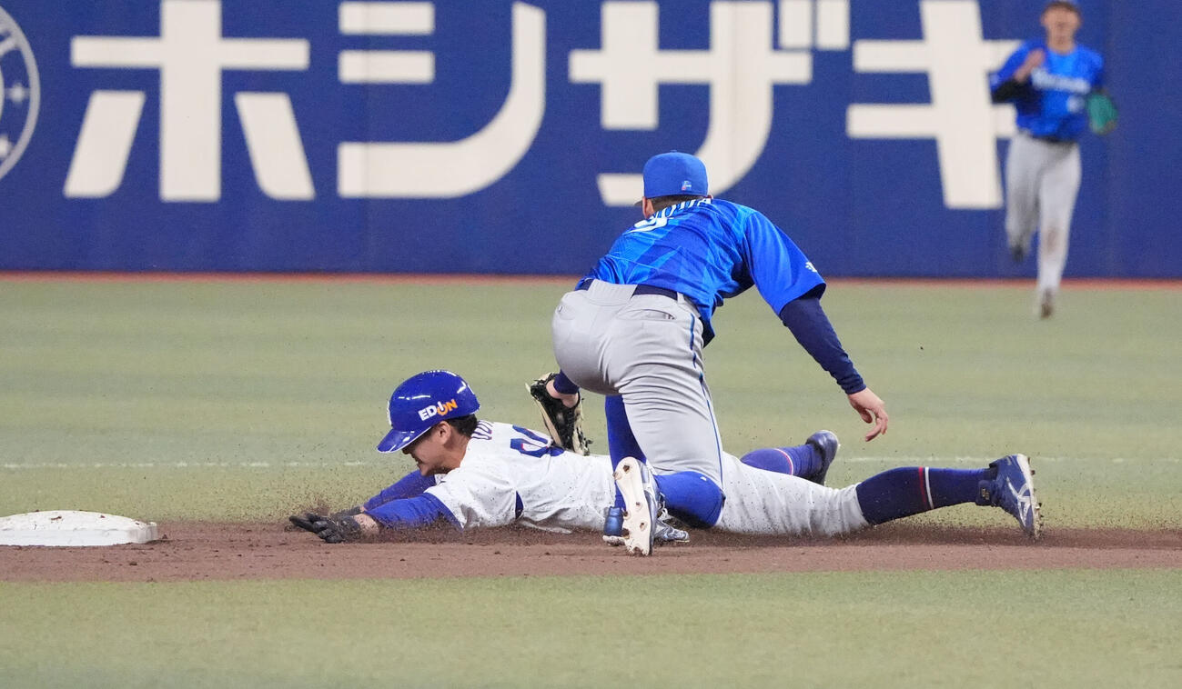 中日対DeNA 9回裏中日1死一、三塁、盗塁死の尾田剛樹（左）ベースカバーは京田陽太（撮影・森本幸一）