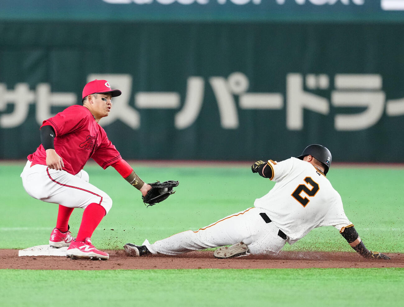 巨人対広島　5回裏巨人1死一塁、二塁盗塁を決める吉川尚輝（右）（撮影・江口和貴）