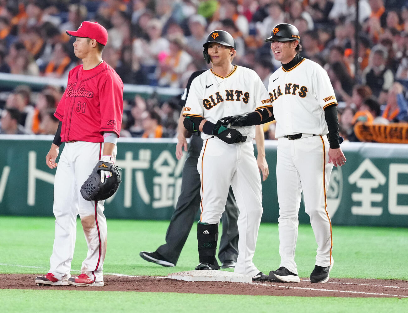 巨人対広島　5回裏巨人1死、左前打を放った吉川尚輝（中央）（撮影・江口和貴）