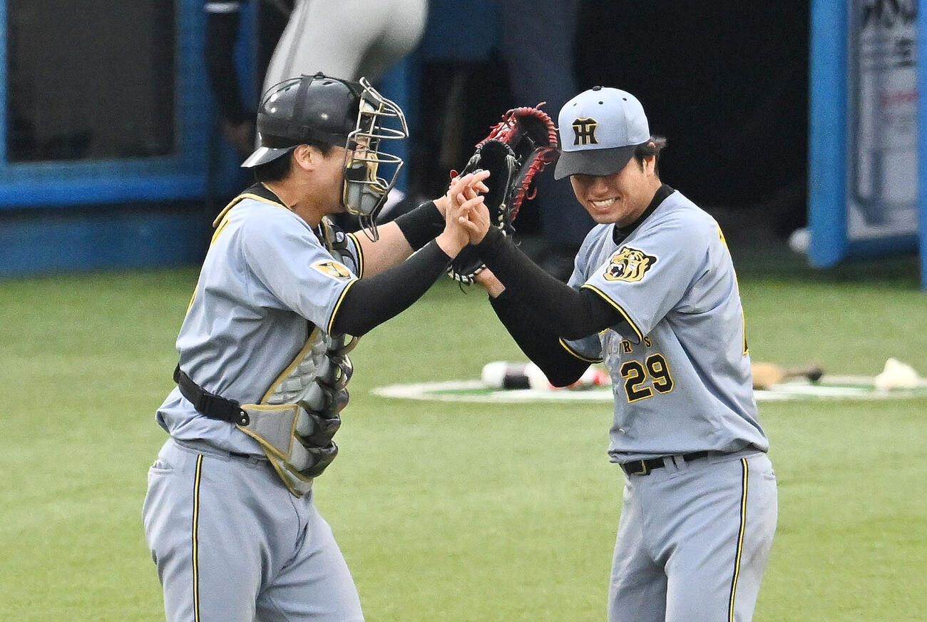 ヤクルト対阪神　完封勝利しタッチを交わす阪神高橋遥人（右）と伏見寅威（撮影・滝沢徹郎）