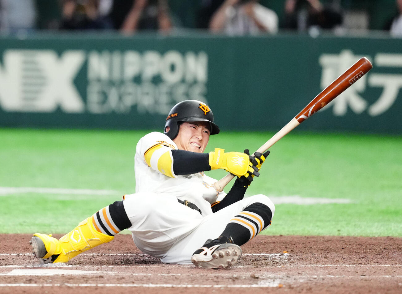 巨人対広島　6回裏巨人2死二塁、死球を受けた浦田俊輔（撮影・江口和貴）