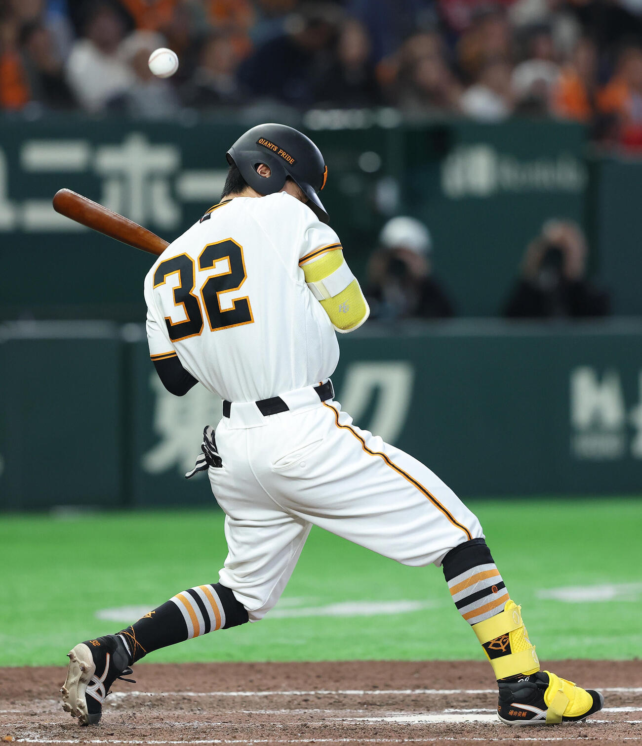 巨人対広島　6回裏巨人2死二塁、死球を受ける浦田俊輔（撮影・河田真司）