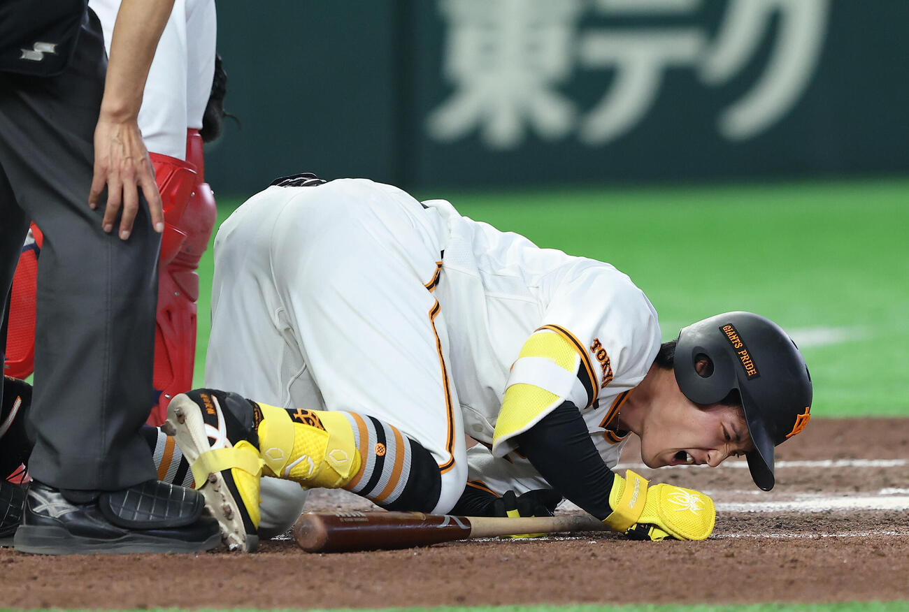 巨人対広島　6回裏巨人2死二塁、死球を受ける浦田俊輔（撮影・河田真司）