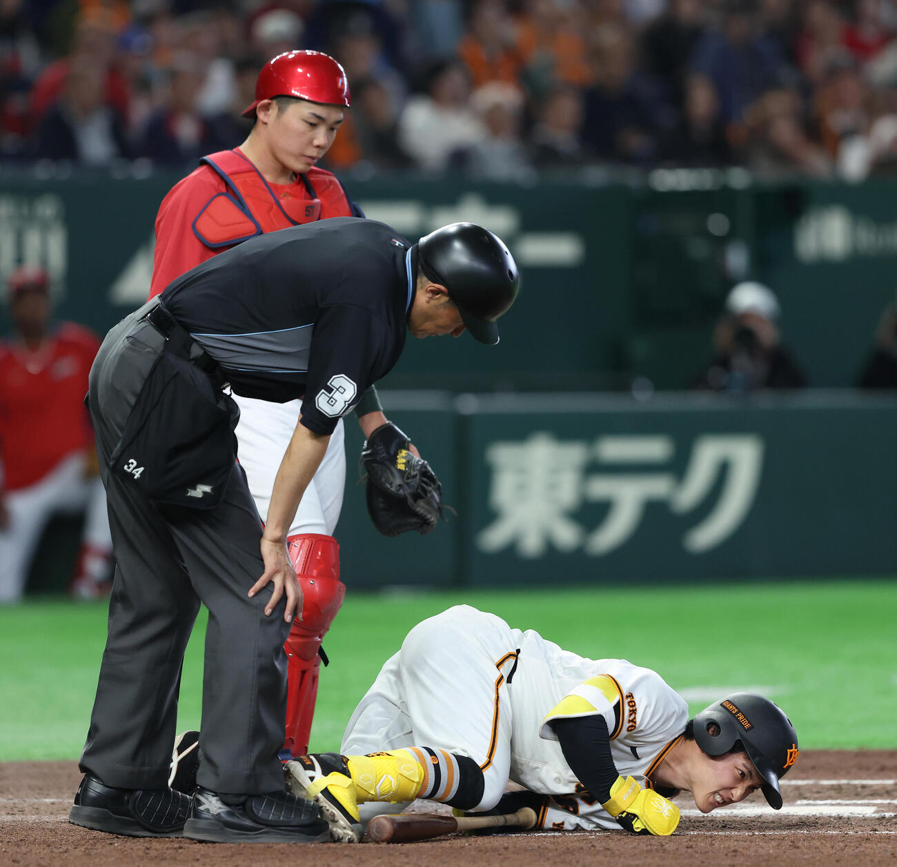巨人対広島　6回裏巨人2死二塁、死球を受ける浦田俊輔（撮影・河田真司）