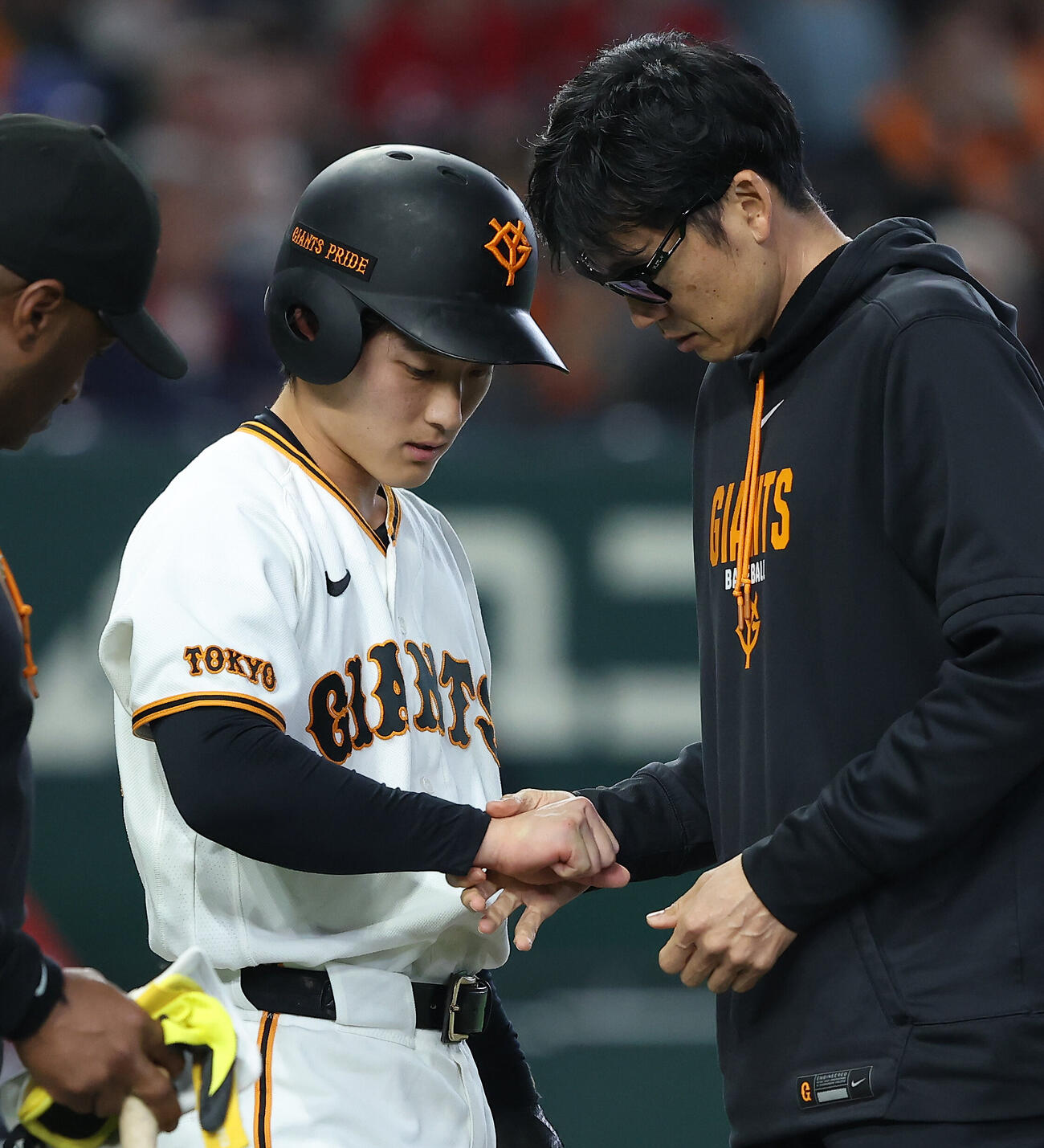 巨人対広島　6回裏巨人2死二塁、死球を受ける浦田俊輔（撮影・河田真司）