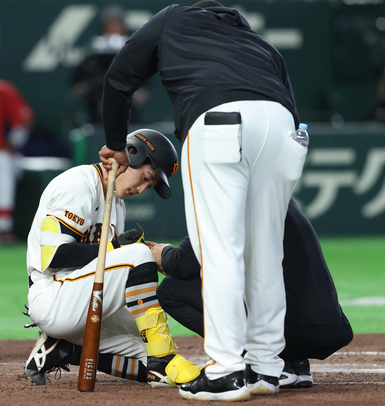 巨人対広島　6回裏巨人2死二塁、死球を受ける浦田俊輔（撮影・河田真司）