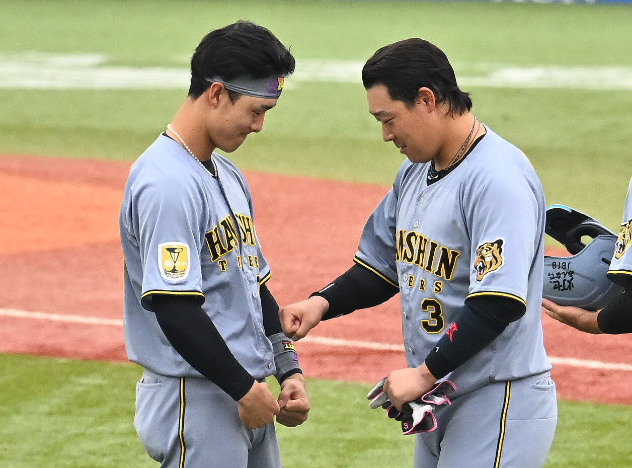 ヤクルト対阪神　6回表に適時打を放った阪神小幡竜平（左）は大山悠輔から手荒い祝福を受ける（撮影・滝沢徹郎）