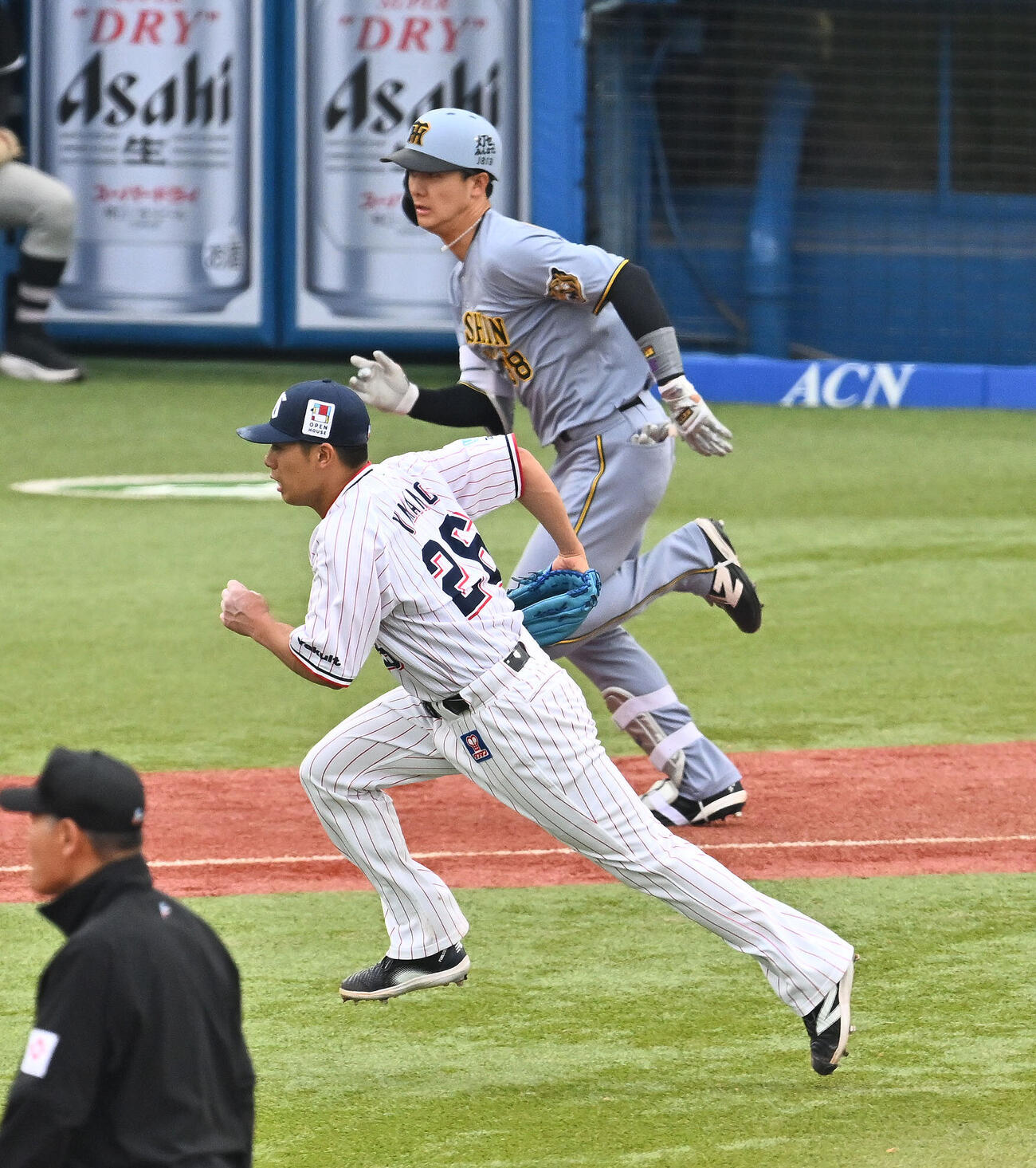 ヤクルト対阪神　6回表阪神2死満塁、小幡竜平（後方）に適時内野安打を許す山野太一（撮影・滝沢徹郎）
