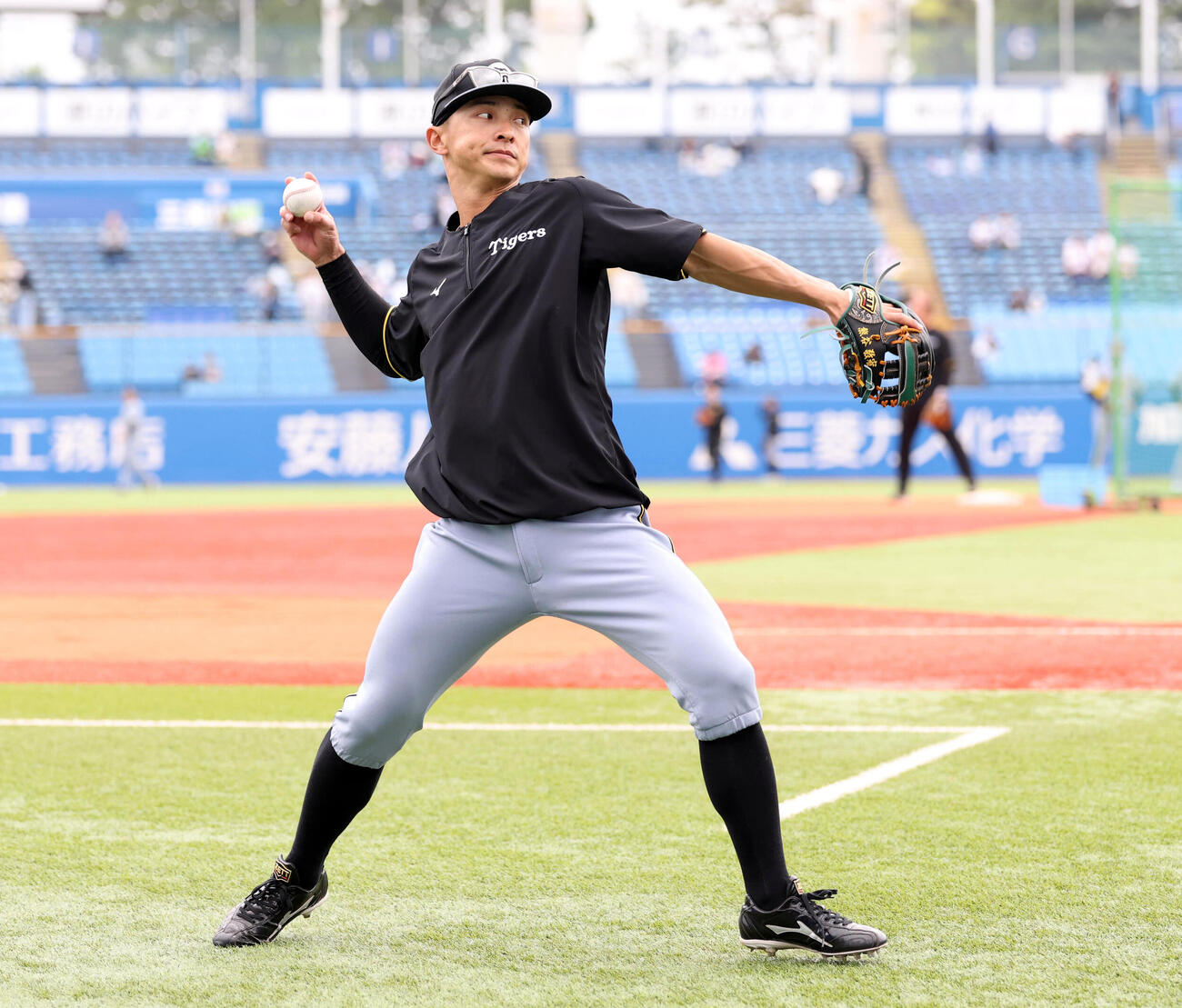 ヤクルト対阪神　キャッチボールする阪神熊谷敬宥（撮影・浅見桂子）