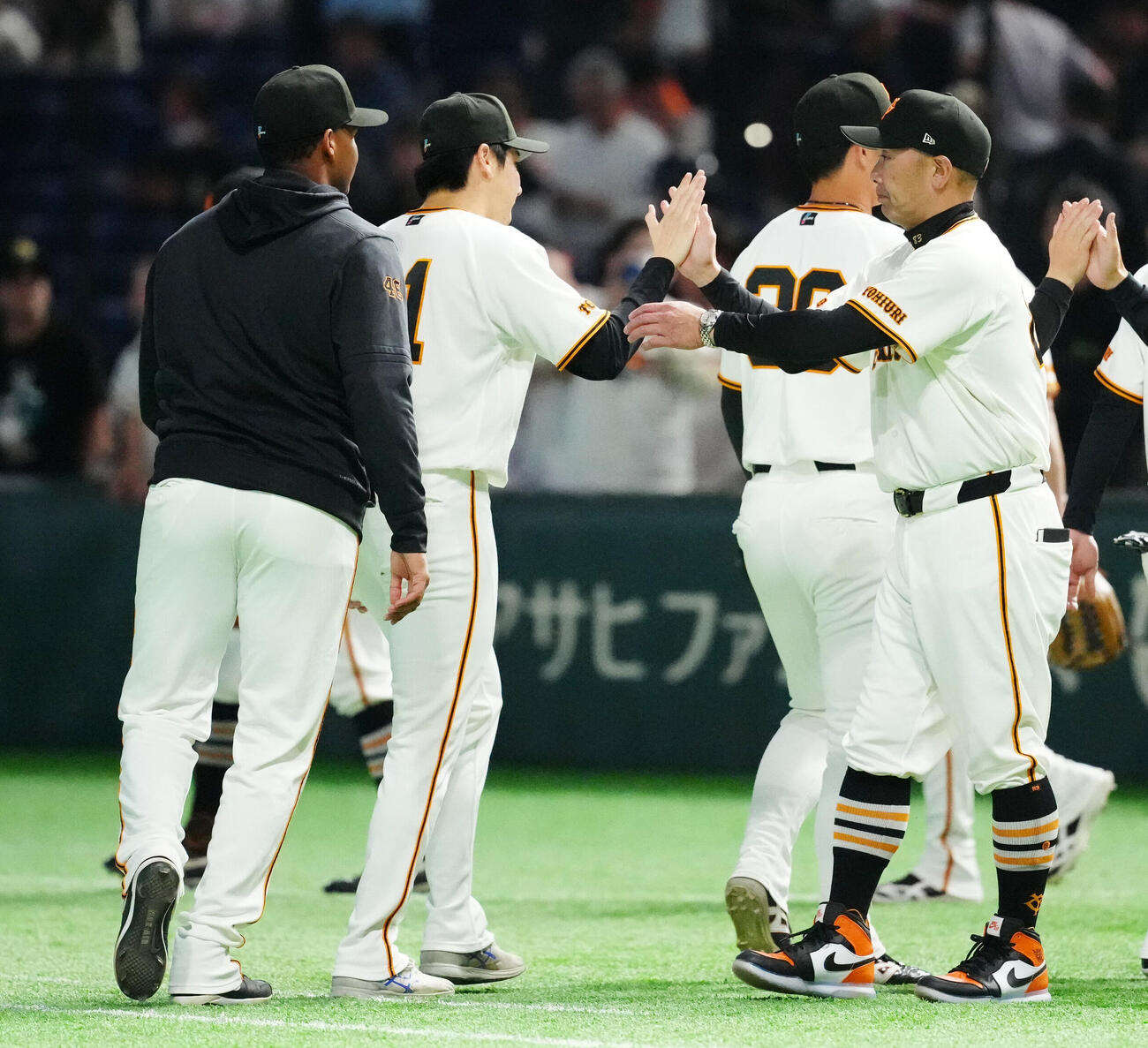 巨人対広島　試合後、巨人竹丸和幸（中央左）をねぎらう阿部慎之助監督（右端）（撮影・江口和貴）